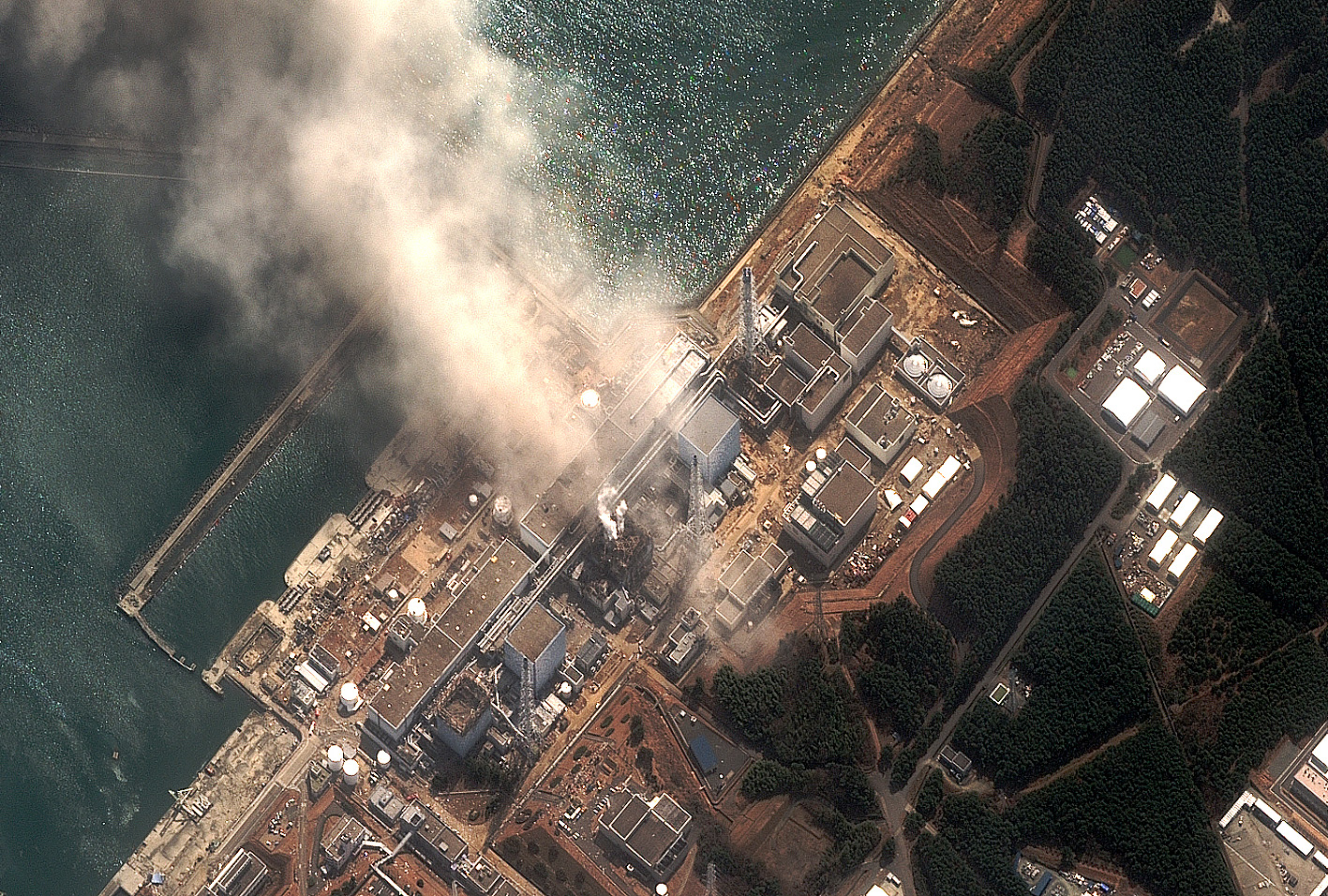 japan_earthquaketsu_fukushima_daiichiov_march14_2011_dg.jpg